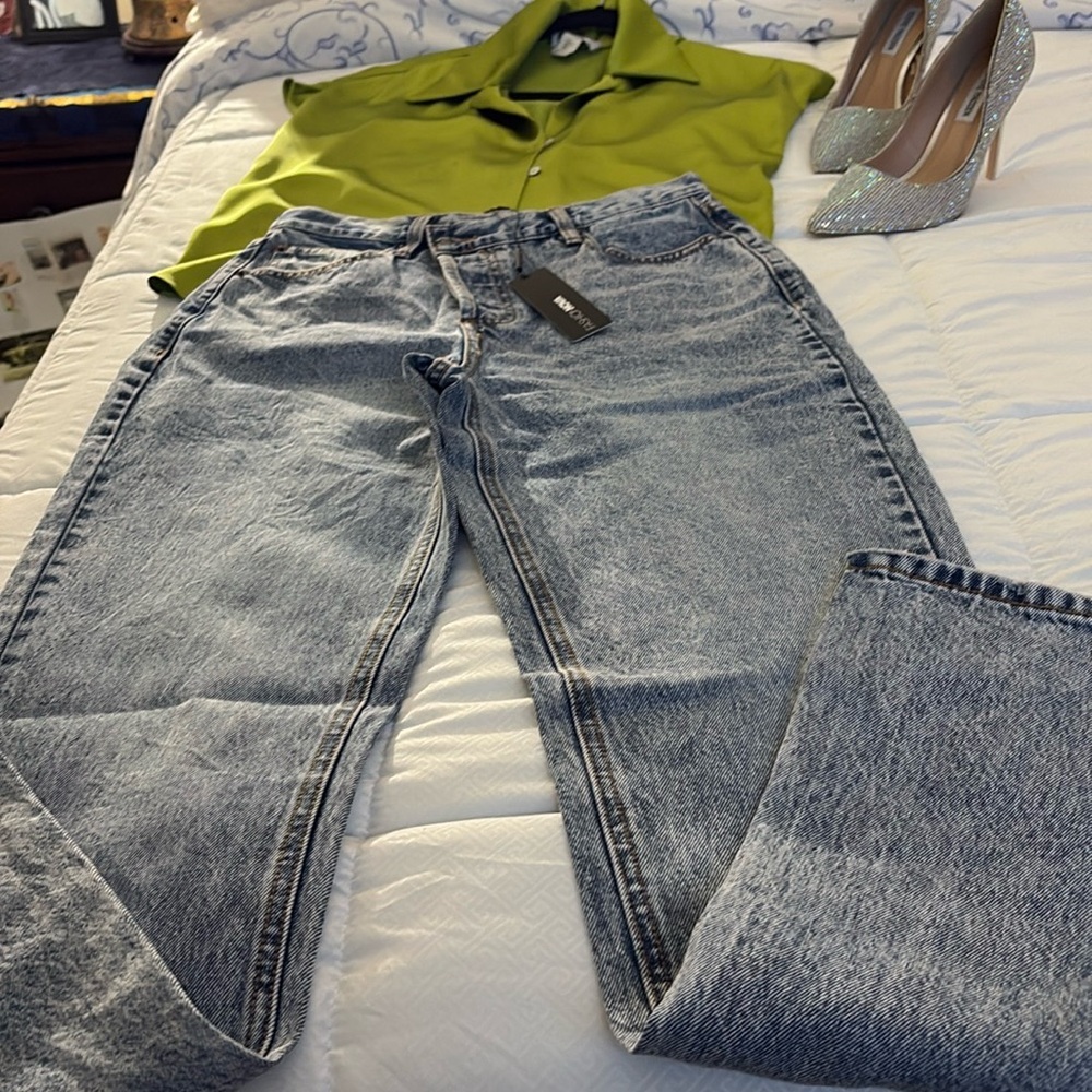 Selling FASHION NOVA Jeans- selling straight legged JEANS